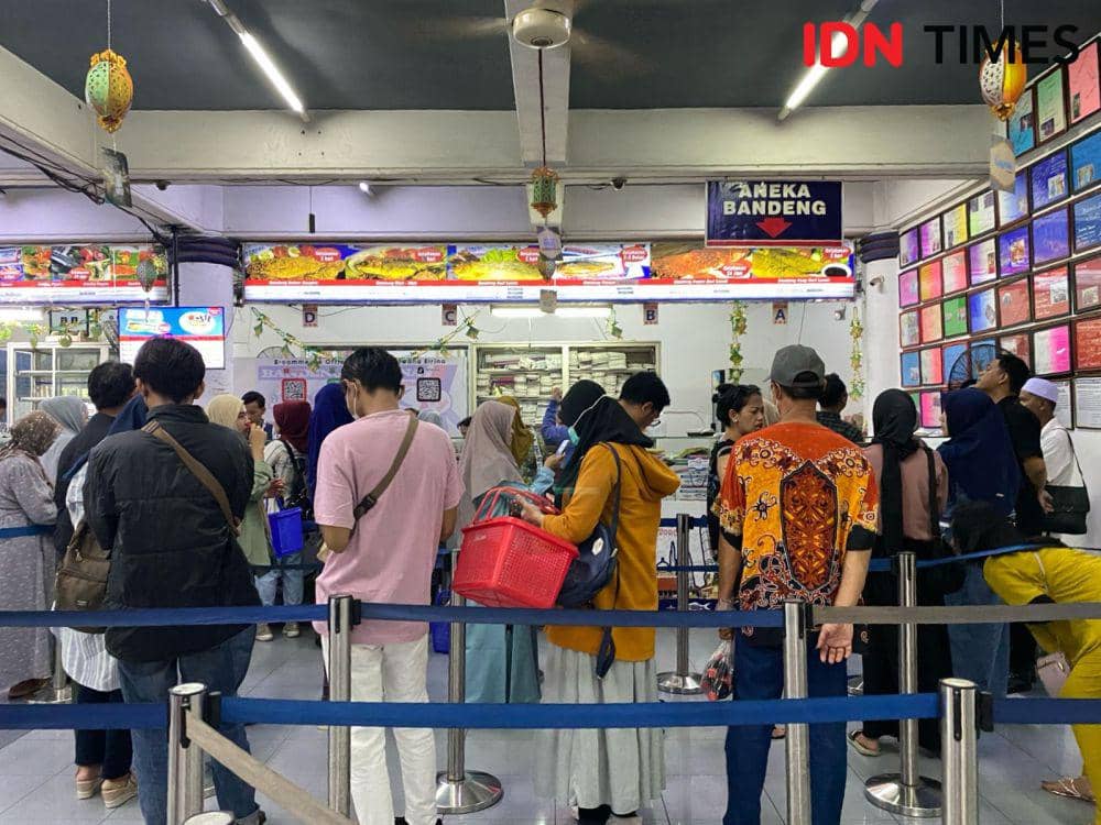 Pemudik memadati pusat oleh-oleh Bandeng Juwana di Jalan Pandanaran Semarang. (IDN Times/Anggun Puspitoningrum)