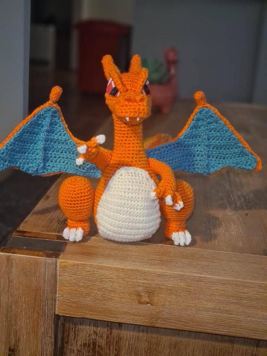 potret rajutan tangan bertema Charizard (reddit.com/user/eb0nyg0ld)
