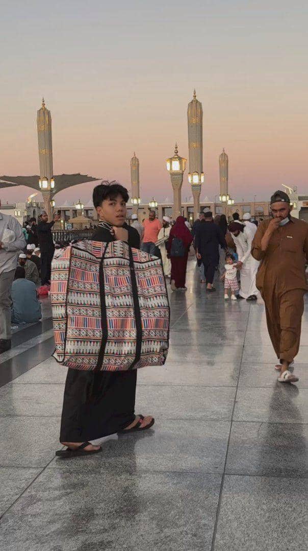 potret Gen Halilintar bagi-bagi makanan saat umrah (instagram.com/genhalilintar)