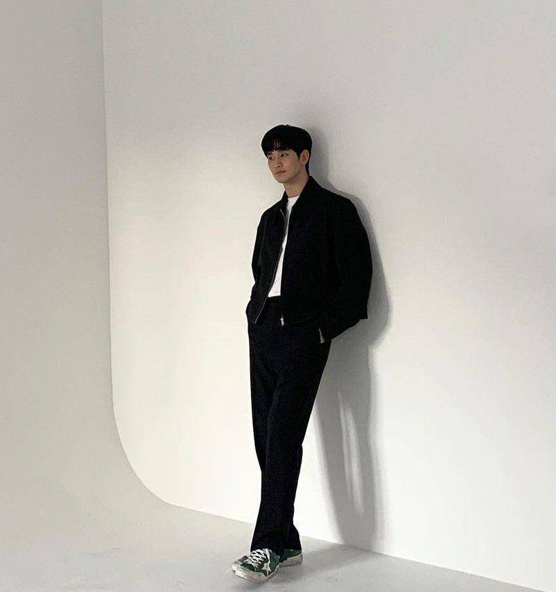 gaya smart casual ala Kim Soo Hyun (instagram.com/soohyun_k216)