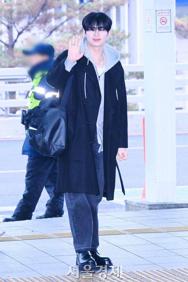 layering outer ala Sung Han Bin ZB1 (dok. Sedaily/Kim Gyu Bin)