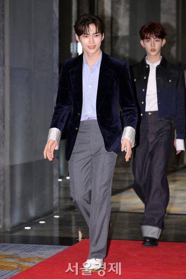 layering outer ala Sung Han Bin ZB1 (dok. Sedaily/Kim Gyu Bin)