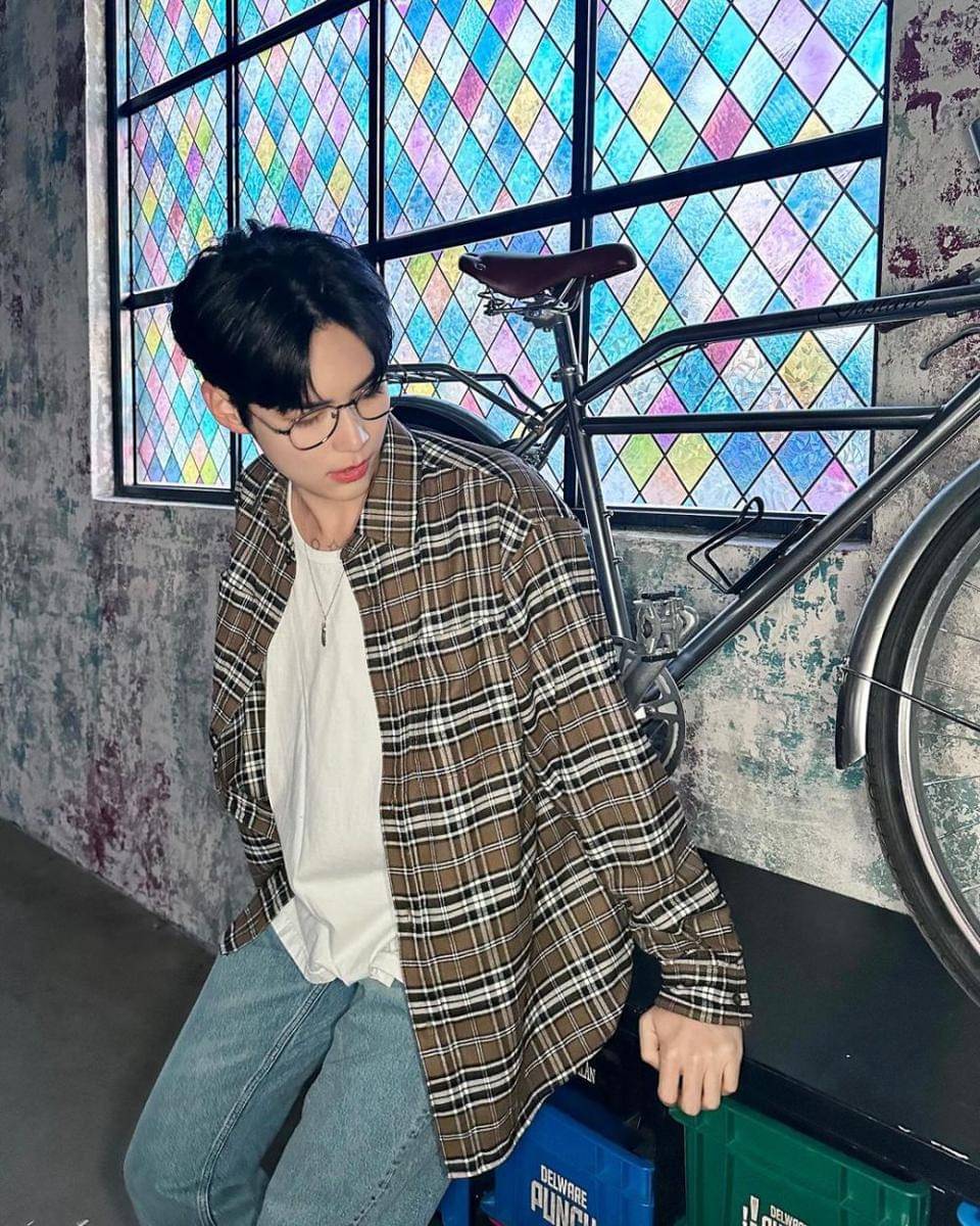 layering outer ala Sung Han Bin ZB1 (instagram.com/zb1official)