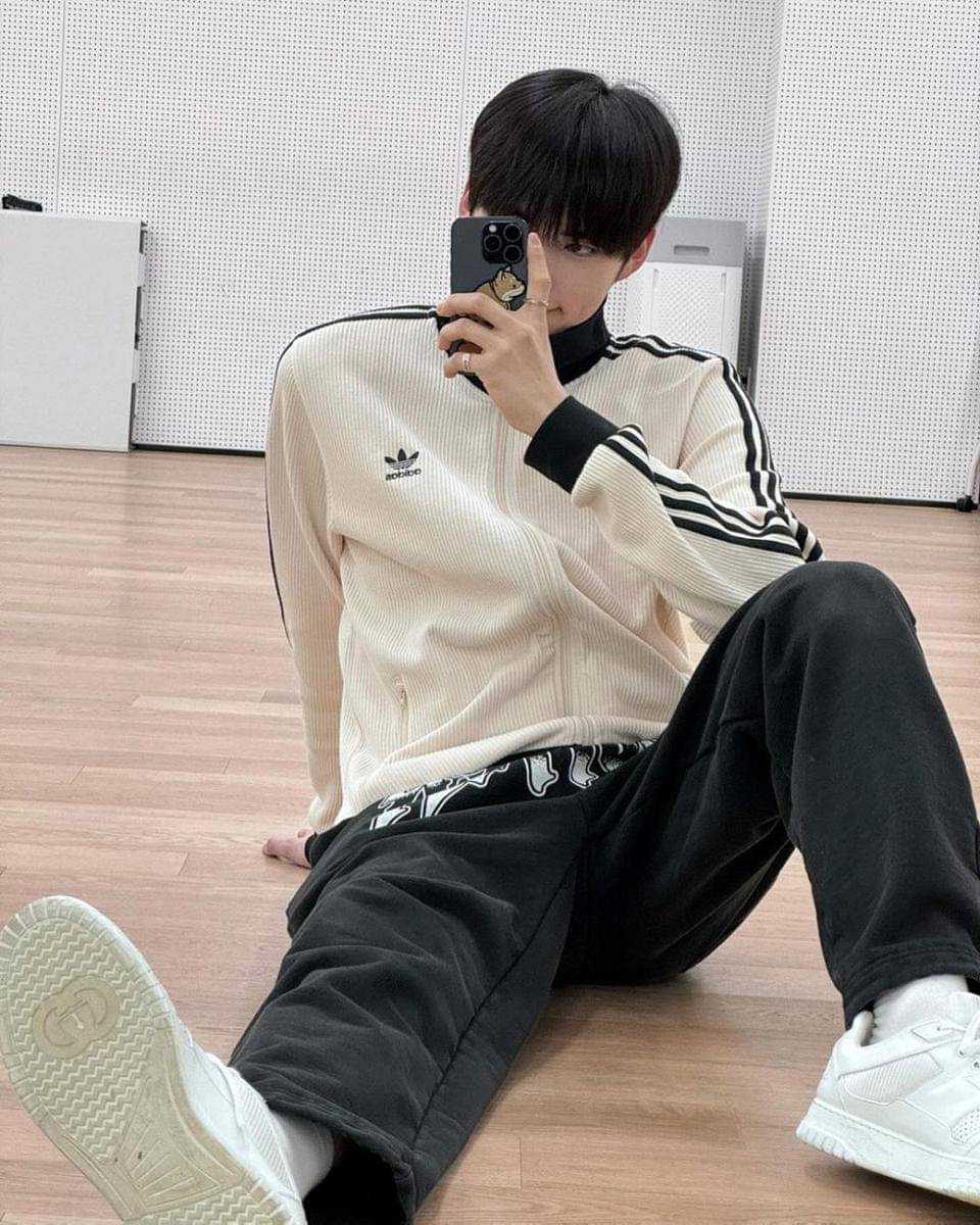 layering outer ala Sung Han Bin ZB1 (instagram.com/zb1official)