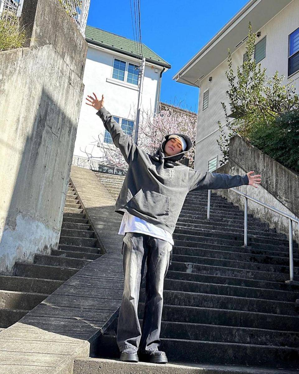 layering outer ala Sung Han Bin ZB1 (instagram.com/zb1official)