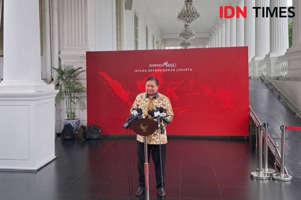 Menteri Koordinator (Menko) Perekonomian Airlangga Hartarto menyampaikan hasil rapat terbatas (ratas) dengan Presiden Joko “Jokowi” Widodo di Kompleks Istana Kepresidenan, Jakarta Pusat, Selasa (16/4/2024). (IDN Times/Trio Hamdani)