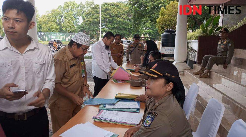 ASN Pemprov NTB melakukan absensi kehadiran pada hari pertama masuk kerja usai libur dan cuti bersama lebaran 2024. (IDN Times/Muhammad Nasir)