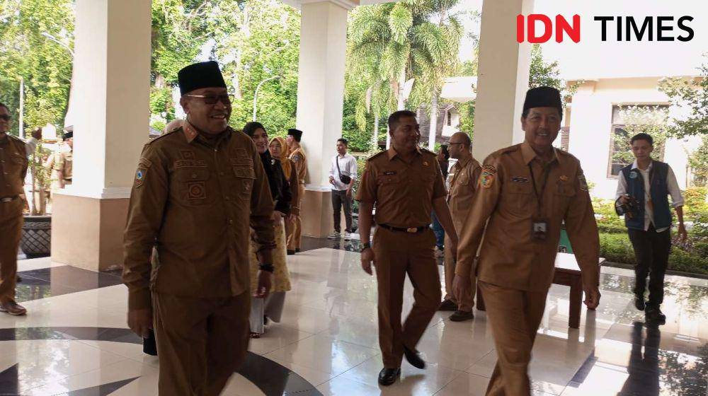 Pj Gubernur NTB Lalu Gita Ariadi menyambangi Wali Kota Mataram Mohan Roliskana pada hari pertama masuk kerja usai libur lebaran. (IDN Times/Muhammad Nasir). (IDN Times/Muhammad Nasir)
