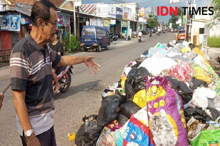 Tumpukan sampah di jalan Ringintirto yang hanya 10 dari gedung TPS, Bancarkembar, Kota Purwokerto yang menimbulkan rusaknya keindahan kota, Selasa(16/4/2024).(IDN Times/Cokie Sutrisno)