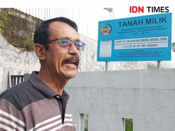 Pemerhati masalah sosial dan lingkungan Eddy Wahono yang teriak terkait pencemaran sampah yang menganggu didepan TPS sampah kelurahan Bancarkembar, Purwokerto, Selasa (16/4/2024).(IDN Times/Cokie Sutrisno)