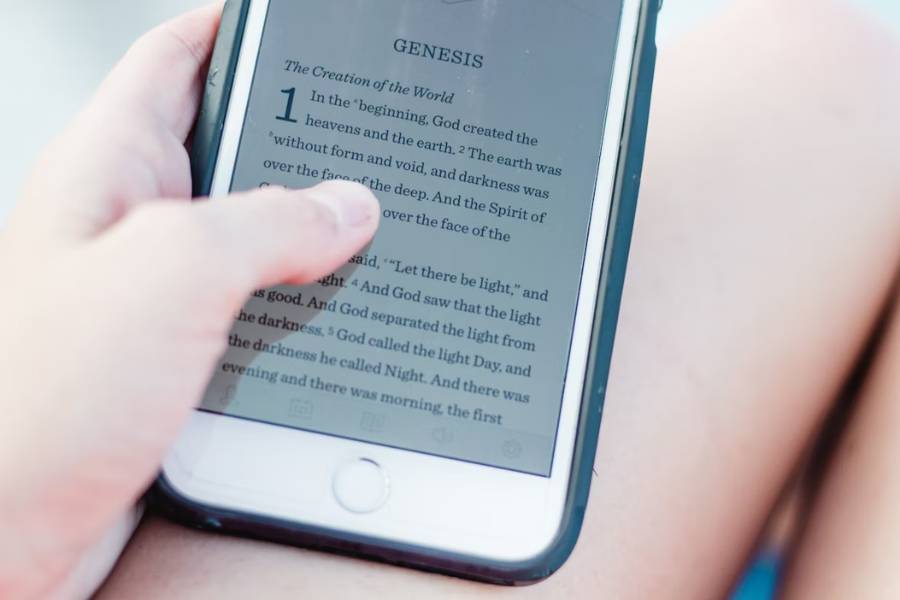 ilustrasi membaca buku digital (unsplash.com/Jenny Smith)
