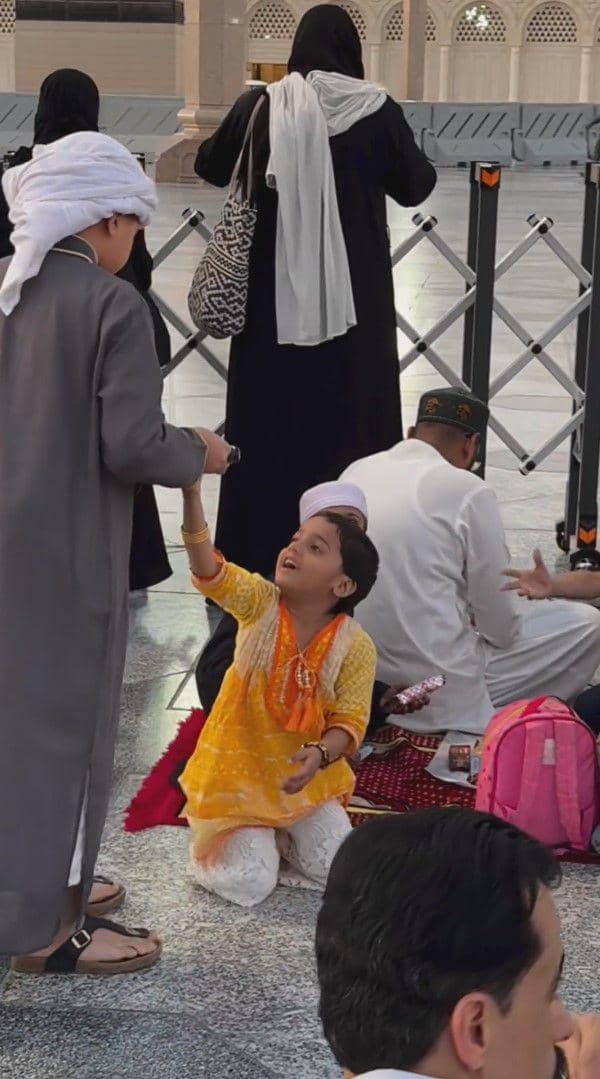 potret Gen Halilintar bagi-bagi makanan saat umrah (instagram.com/genhalilintar)