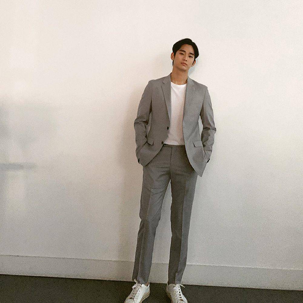 gaya smart casual ala Kim Soo Hyun (instagram.com/soohyun_k216)