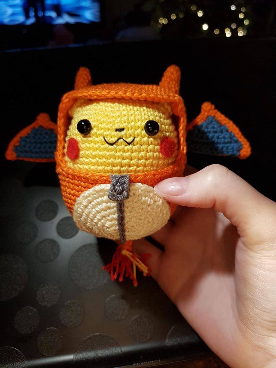 potret rajutan tangan bertema Charizard (reddit.com/user/FluffyRedPandaTail)