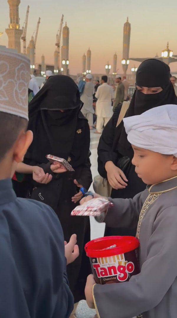 potret Gen Halilintar bagi-bagi makanan saat umrah (instagram.com/genhalilintar)