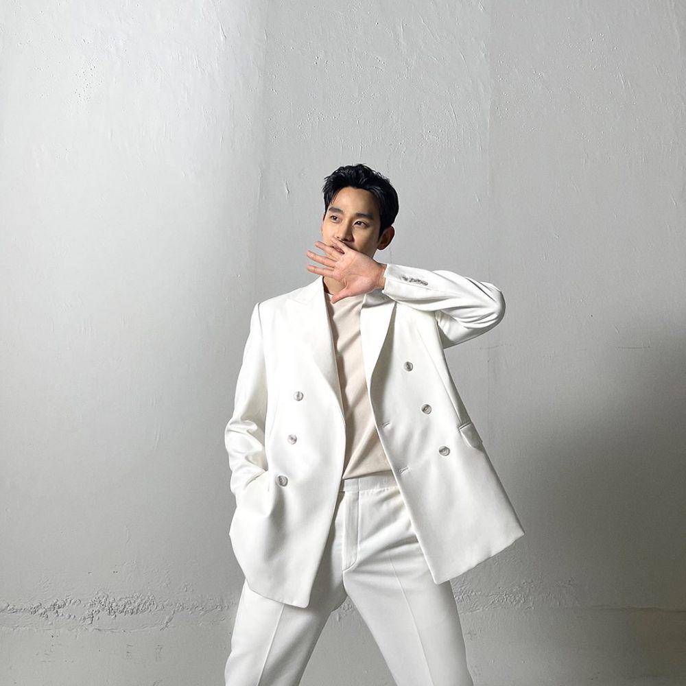 gaya smart casual ala Kim Soo Hyun (instagram.com/soohyun_k216)