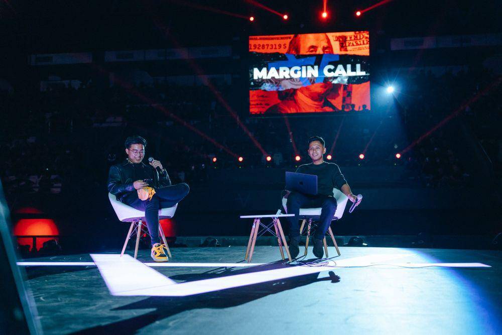 Timothy Ronald dan Kalimasada dalam acara “Road to Bitcoin Halving” yang digelar di Tennis Indoor Senayan Jakarta, Minggu (7/4/2024) (dok. Akademi Crypto)