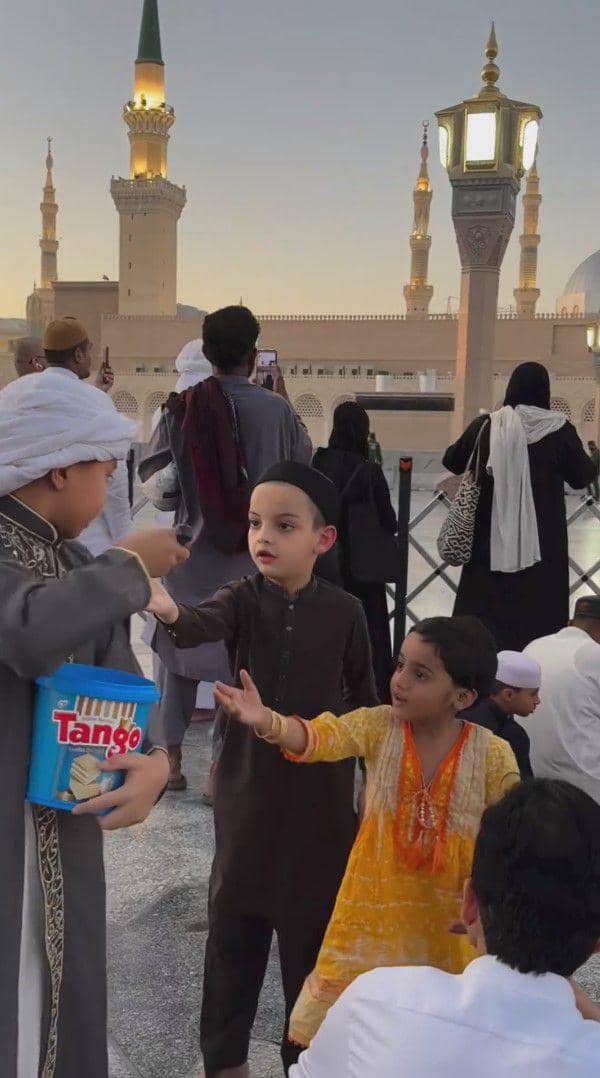 potret Gen Halilintar bagi-bagi makanan saat umrah (instagram.com/genhalilintar)