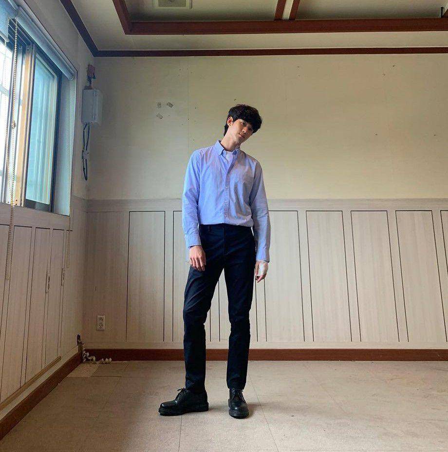 gaya smart casual ala Kim Soo Hyun (instagram.com/soohyun_k216)