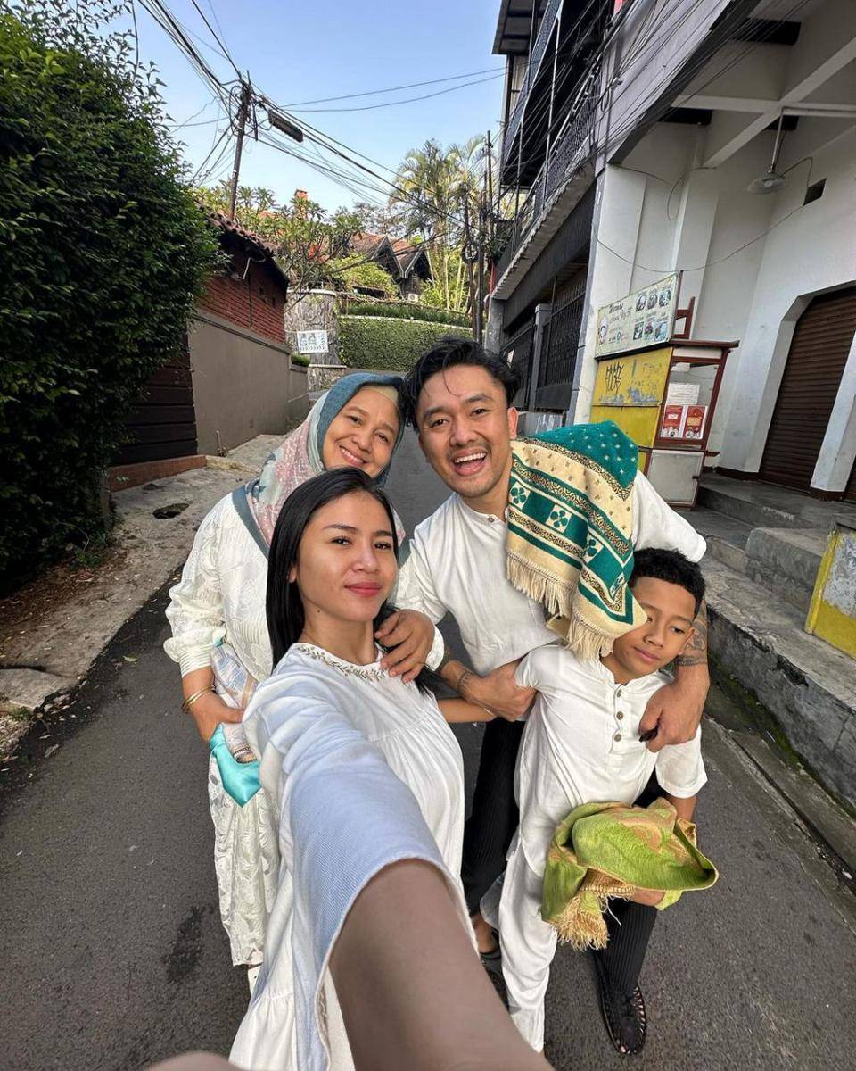 Potret Uus bersama keluarga (Instagram.com/uusbiasaaja)