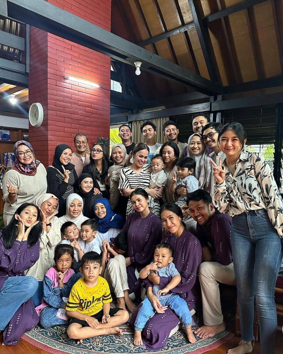 Potret Uus bersama keluarga (Instagram.com/uusbiasaaja)