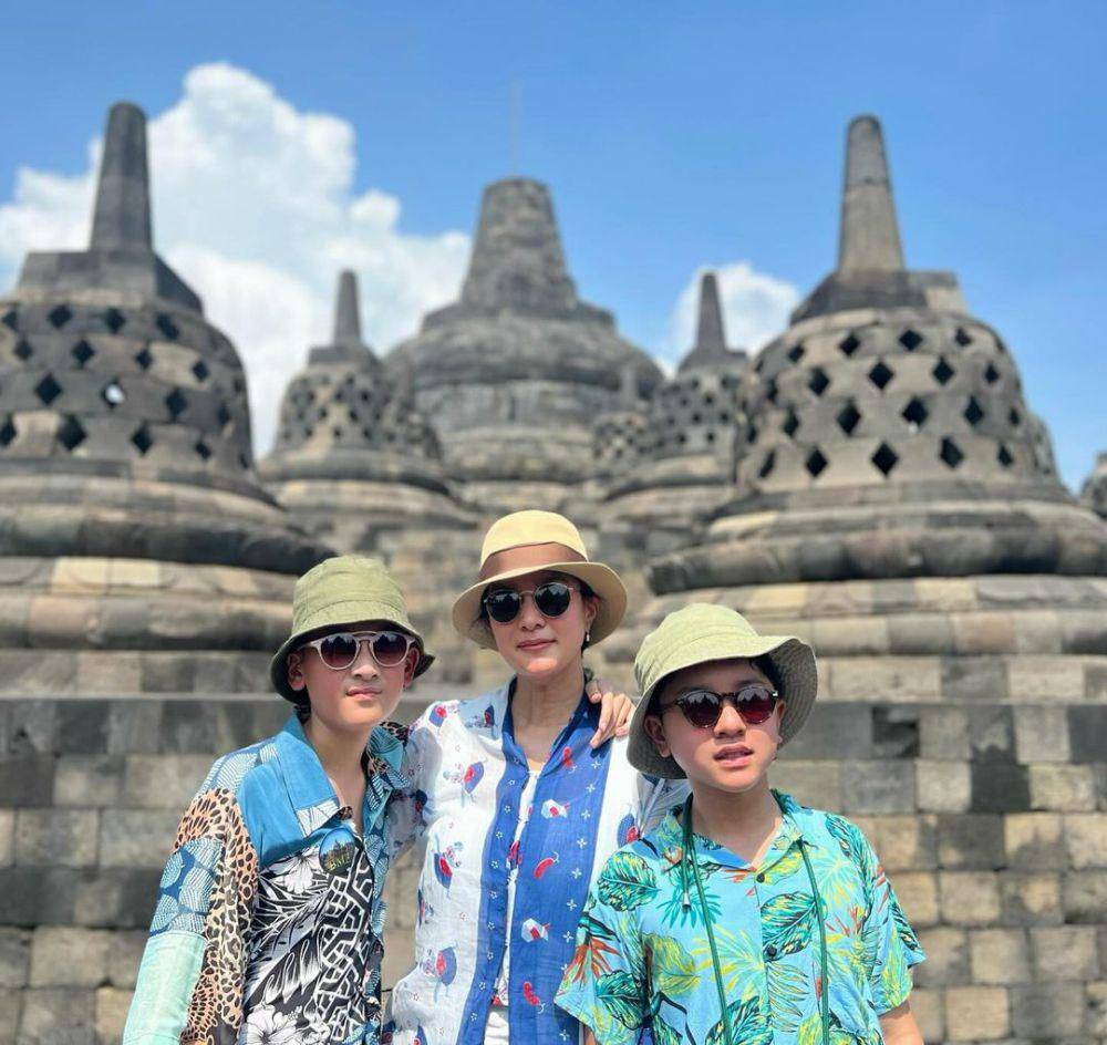 potret Marcella Zalianty dan buah hati ke candi Borobudur (instagram.com/marcella.zalianty)