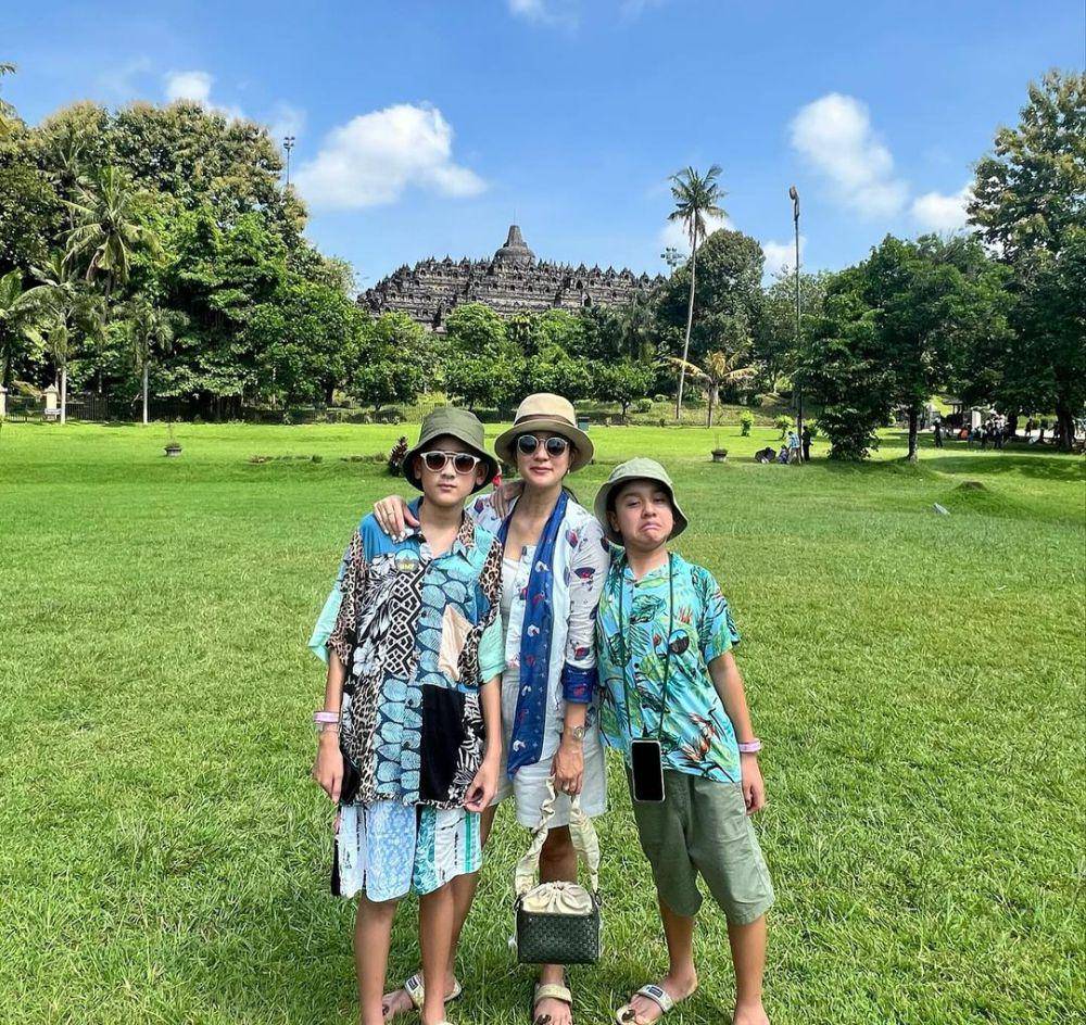 potret Marcella Zalianty dan buah hati ke candi Borobudur (instagram.com/marcella.zalianty)