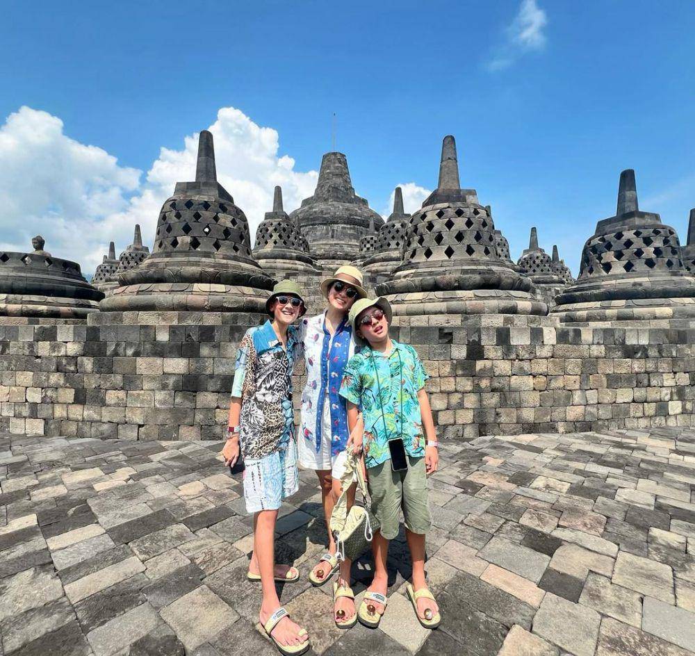 potret Marcella Zalianty dan buah hati ke candi Borobudur (instagram.com/marcella.zalianty)