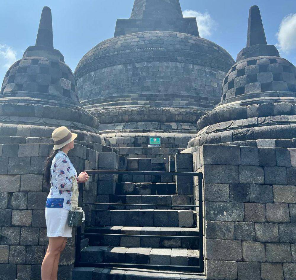 potret Marcella Zalianty dan buah hati ke candi Borobudur (instagram.com/marcella.zalianty)