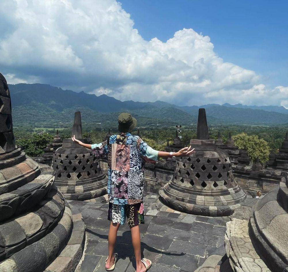 potret Marcella Zalianty dan buah hati ke candi Borobudur (instagram.com/marcella.zalianty)