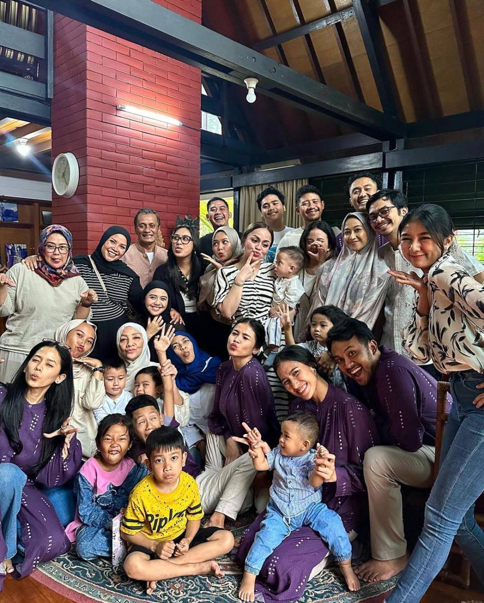 Potret Uus bersama keluarga (Instagram.com/uusbiasaaja)