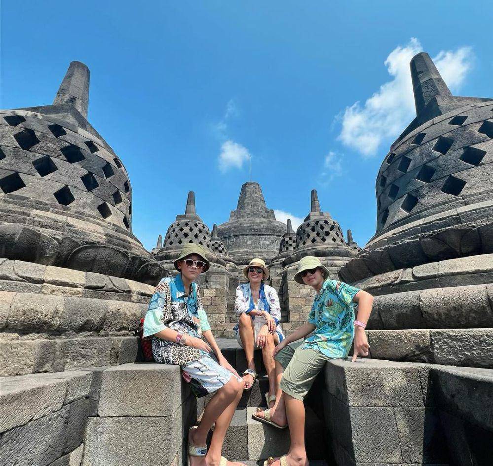 potret Marcella Zalianty dan buah hati ke candi Borobudur (instagram.com/marcella.zalianty)