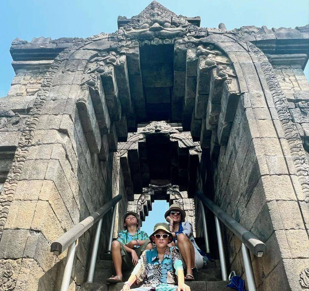 potret Marcella Zalianty dan buah hati ke candi Borobudur (instagram.com/marcella.zalianty)