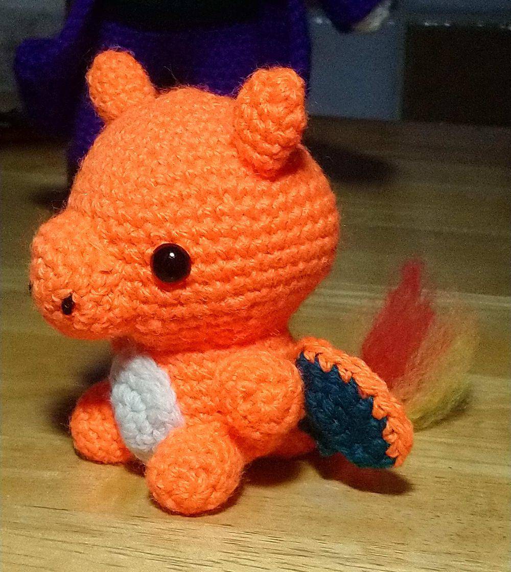 potret rajutan tangan bertema Charizard (reddit.com/user/Wend0lene)