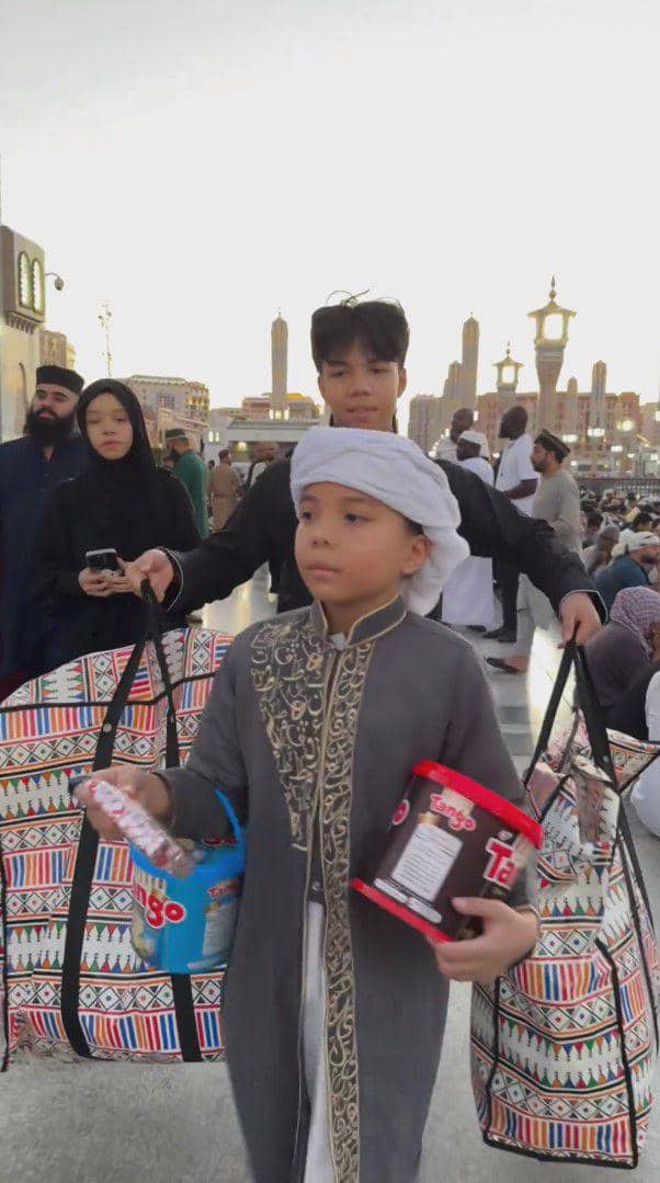 potret Gen Halilintar bagi-bagi makanan saat umrah (instagram.com/genhalilintar)