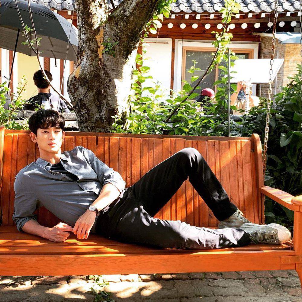 gaya smart casual ala Kim Soo Hyun (instagram.com/soohyun_k216)