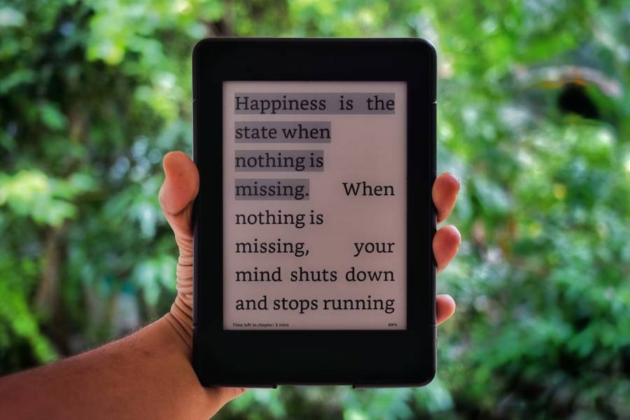 ilustrasi ebook yang ukuran hurufnya diperbesar (unsplash.com/Rishikesh Sreehari)