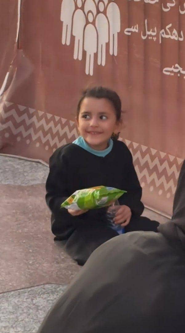 potret Gen Halilintar bagi-bagi makanan saat umrah (instagram.com/genhalilintar)