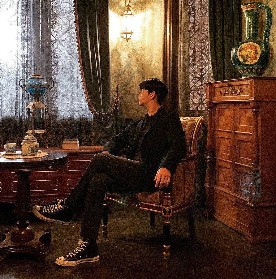 gaya smart casual ala Kim Soo Hyun (instagram.com/soohyun_k216)