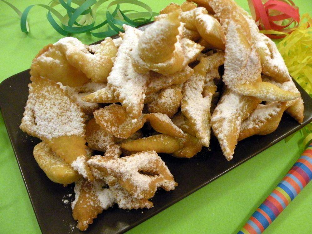 chiacchiere (flickr.com/chefpercaso)