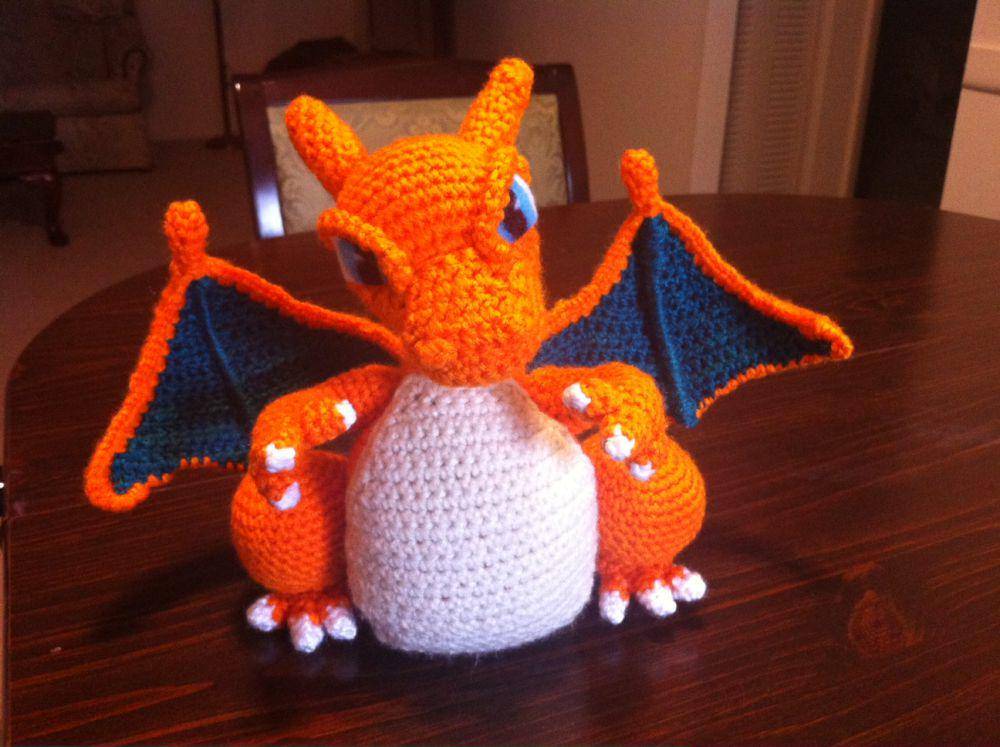 potret rajutan tangan bertema Charizard (reddit.com/user/SkimbIe)