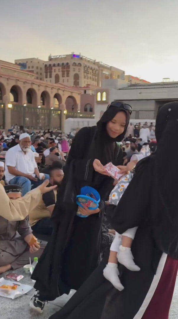 potret Gen Halilintar bagi-bagi makanan saat umrah (instagram.com/genhalilintar)