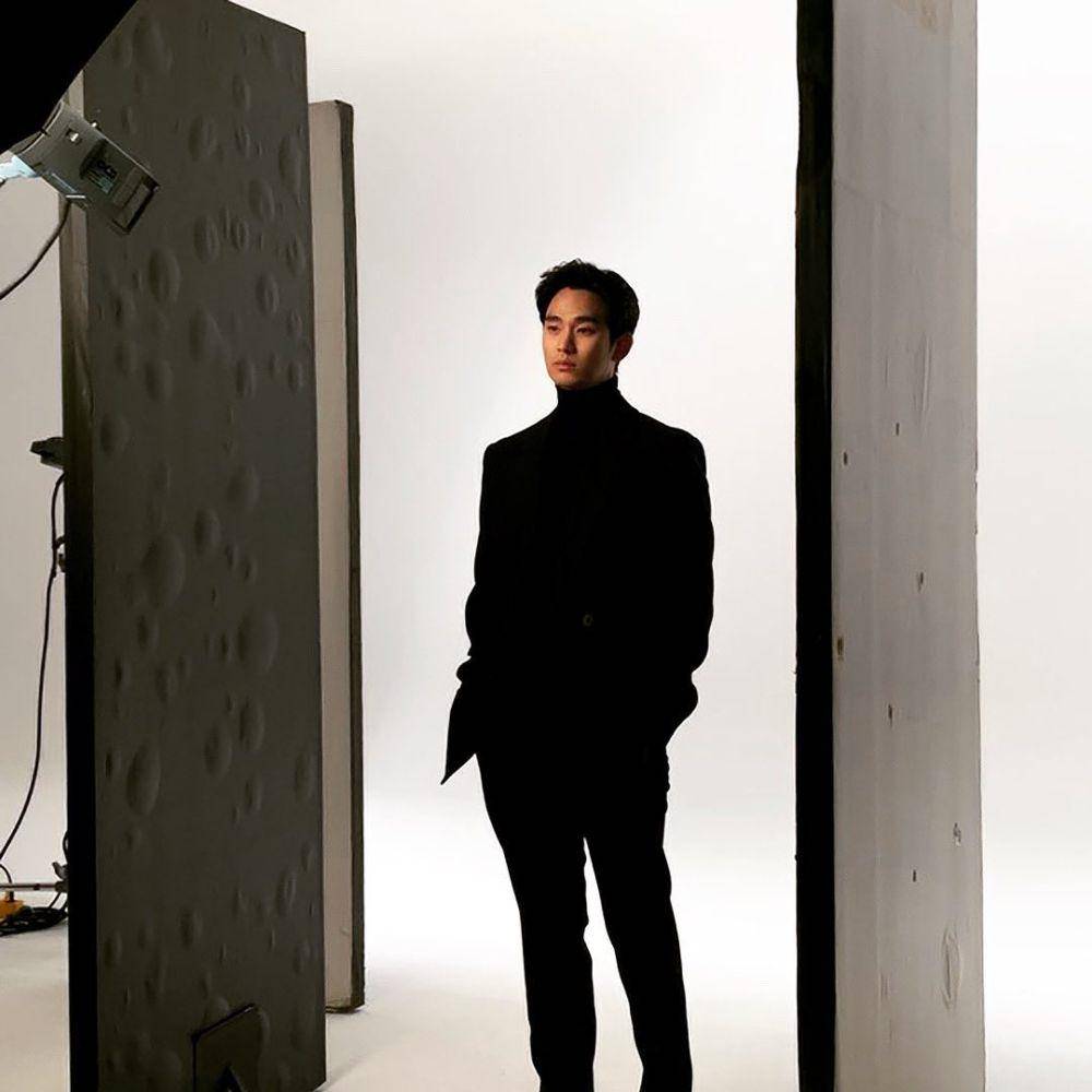 gaya smart casual ala Kim Soo Hyun (instagram.com/soohyun_k216)
