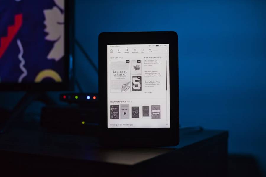 ilustrasi ebook dengan beragam fitur digital canggih (unsplash.com/Kwame Anim)