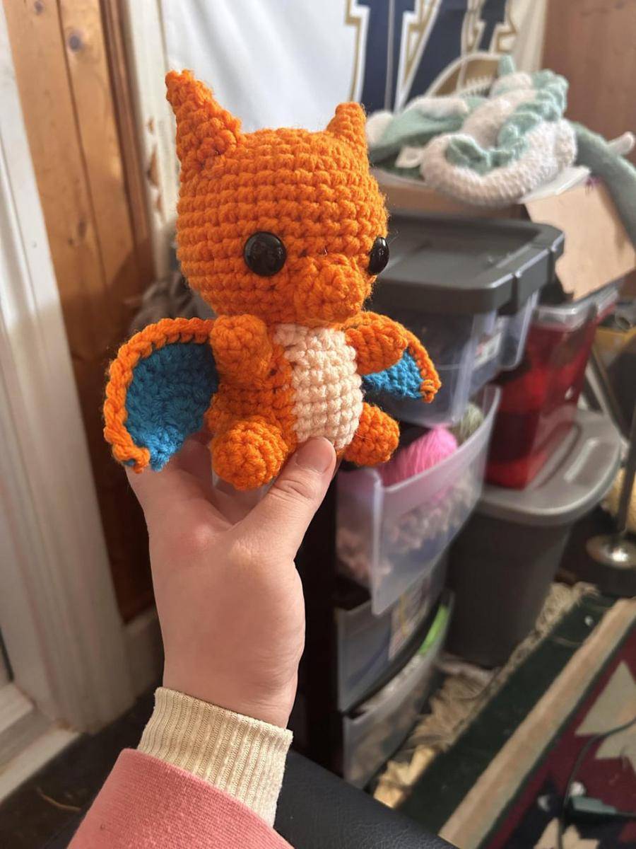 potret rajutan tangan bertema Charizard (reddit.com/user/Coughcough1836)