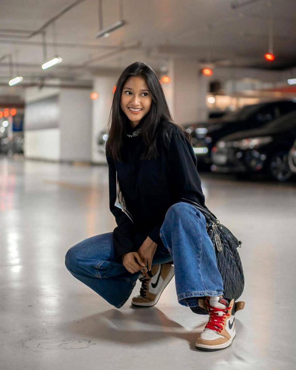 Inspirasi outfit streetwear ala Claresta Taufan (Instagram.com/clarestaufan)