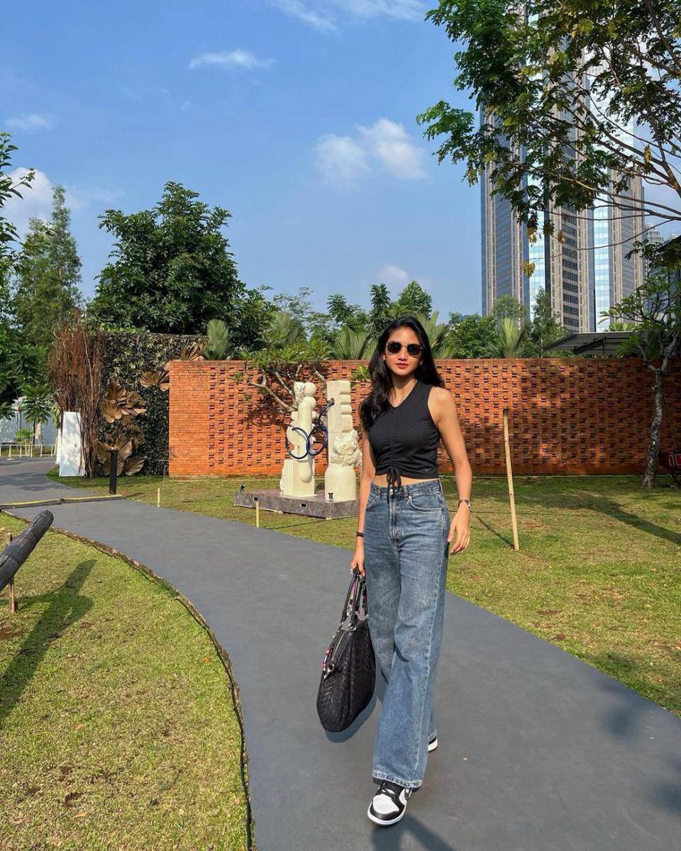Inspirasi outfit streetwear ala Claresta Taufan (Instagram.com/clarestaufan)
