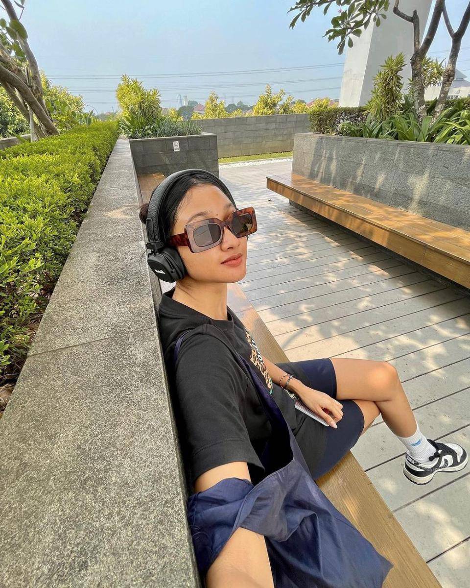 Inspirasi outfit streetwear ala Claresta Taufan (Instagram.com/clarestaufan)