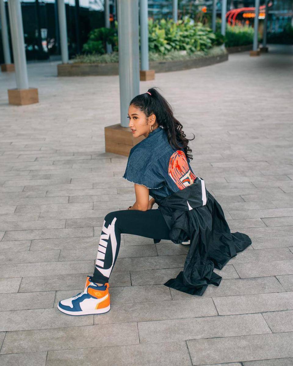 Inspirasi outfit streetwear ala Claresta Taufan (Instagram.com/clarestaufan)