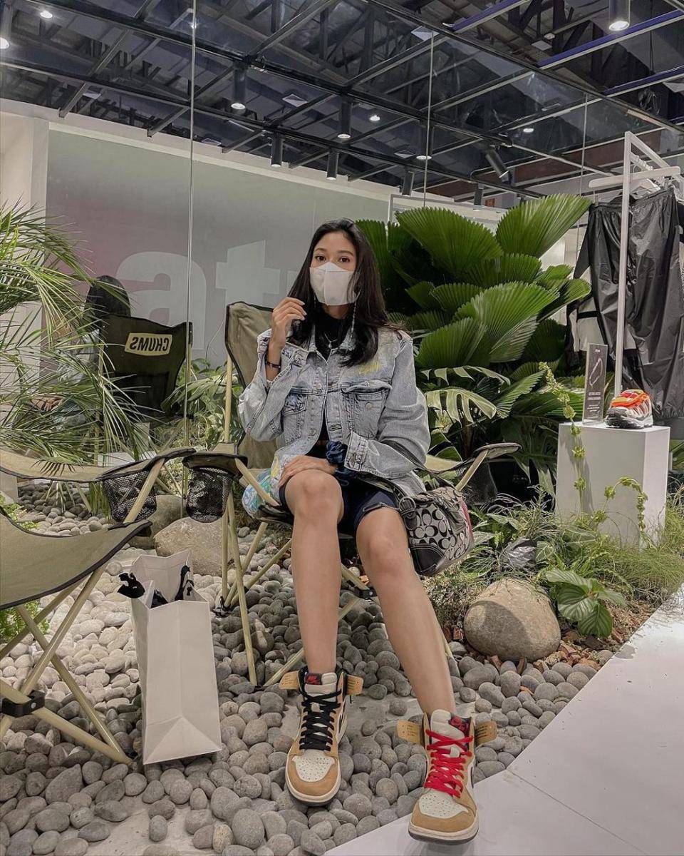 Inspirasi outfit streetwear ala Claresta Taufan (Instagram.com/clarestaufan)